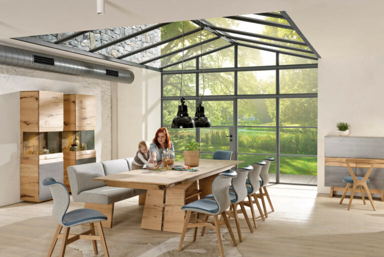 Moderne eetkamer in hout met vitrines en uittrekbare eettafel