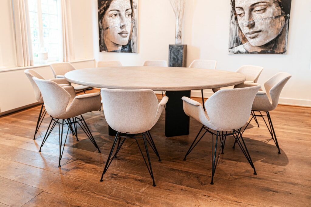 Justitie Hub Ongedaan maken Stijlvolle ronde tafel met stoelen - Loft Interieur | Meubelwinkel Roosdal