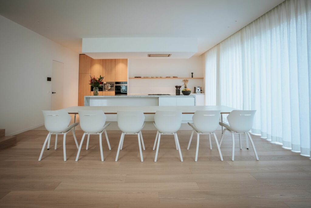 In beweging Onbeleefd reguleren Grote moderne tafel en stoelen - Loft Interieur | Meubelwinkel Roosdal